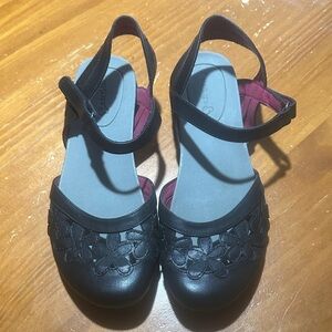 BareTraps Black Sandals with Floral Design